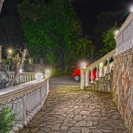Πανσιόν Corfu With Big Parking Area *